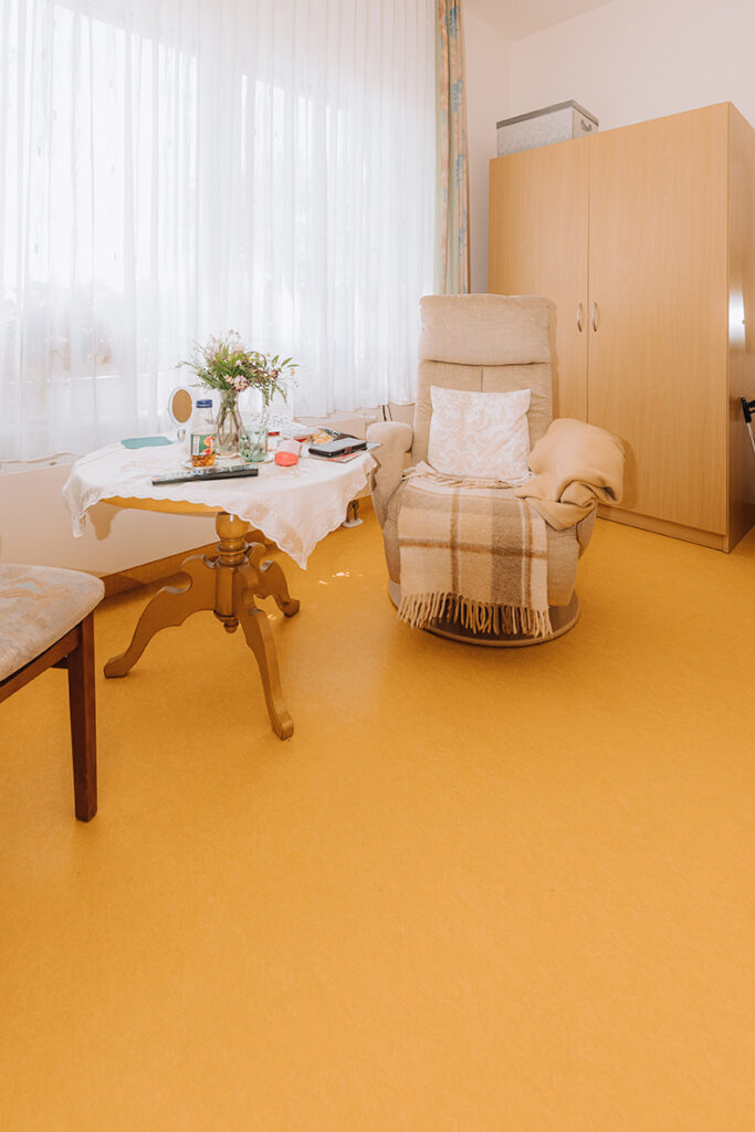Haus Oststadt - Bewohnerzimmer mit gemütlichem Sessel