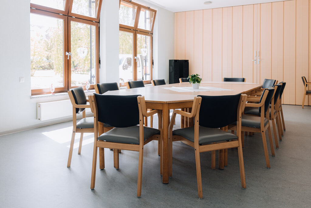 Wohnheim - großer Tisch mit Sitzplätzen